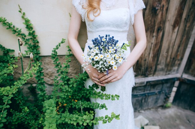 Mariée tenant un bouquet de fleurs