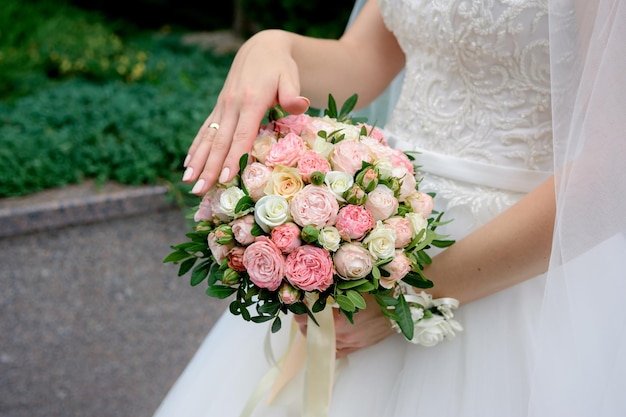 Mariée tenant un bouquet de fleurs