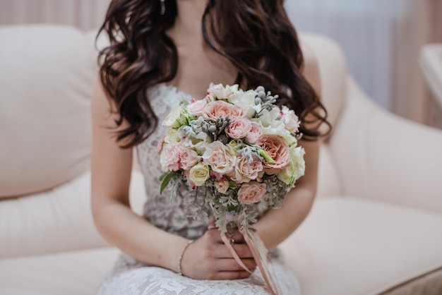 Photo mariée tenant le bouquet jour du mariage bouquet de la mariée