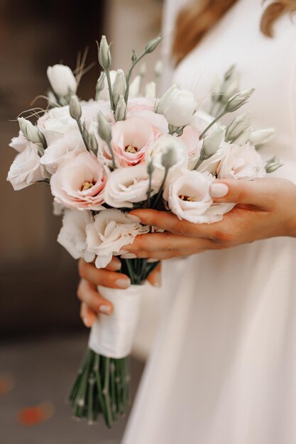 Photo une mariée tenant un bouquet de mariée