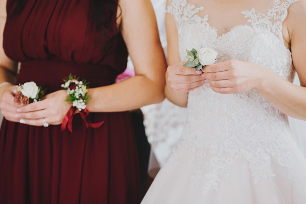 Une mariée tenant une boutonnière