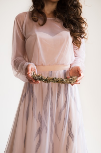 Mariée Tenant Une Couronne Florale De Fleurs Séchées. Fond Blanc Dans Le Studio. Matin De La Mariée