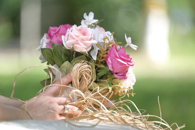 Mariée tenant des fleurs