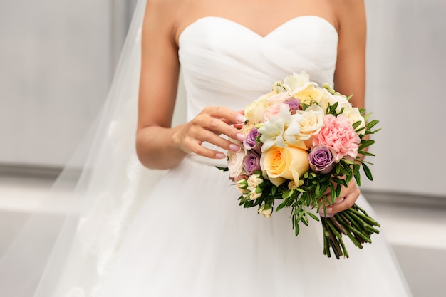 Mariée, tenue, beau, mariage, bouquet