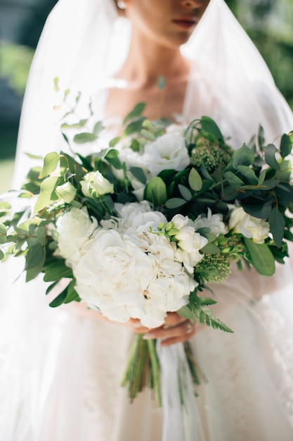 Mariée, tenue, mariage, bouquet, deux, mains