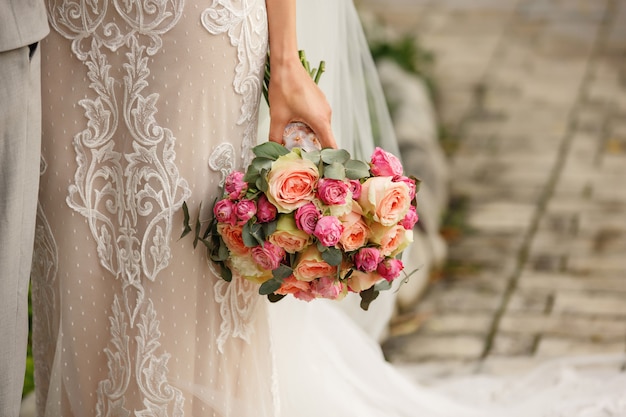 Mariée, tenue, mariage, bouquet, frais, fleurs, roses