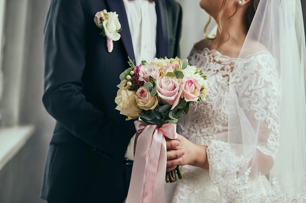 Mariée, tenue, mariage, Bouquet, mains, debout, palefrenier