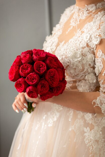 Mariée, tenue, rouges, bouquet