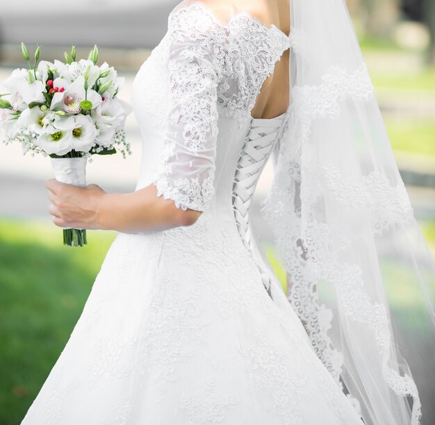 La mariée tient le beau bouquet de mariage