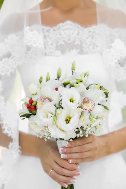 Photo la mariée tient le beau bouquet de mariage