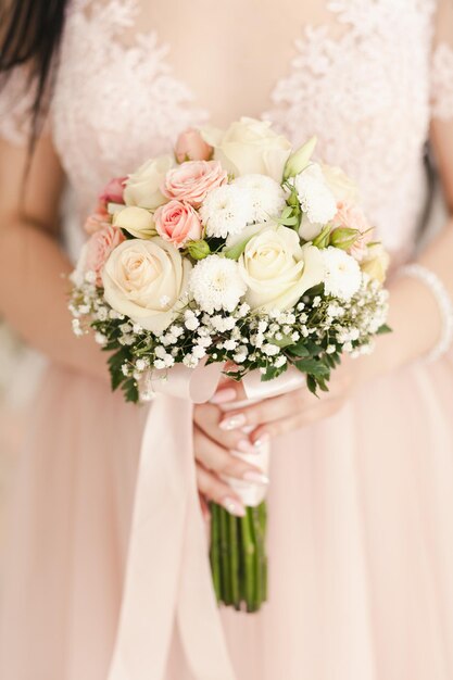 la mariée tient un beau bouquet de mariage