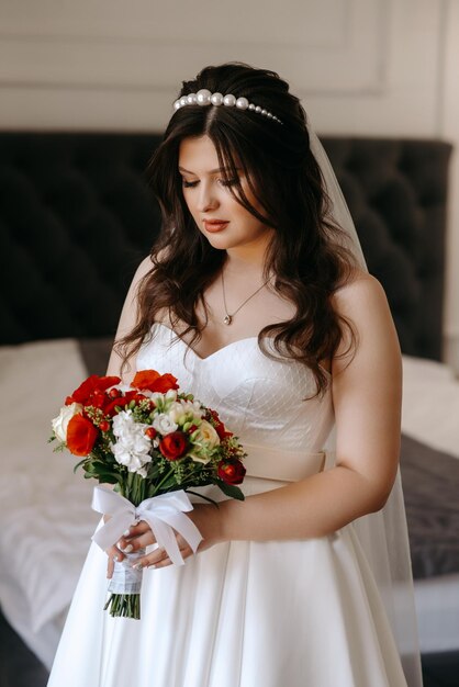 Photo une mariée tient un bouquet de fleurs dans ses mains