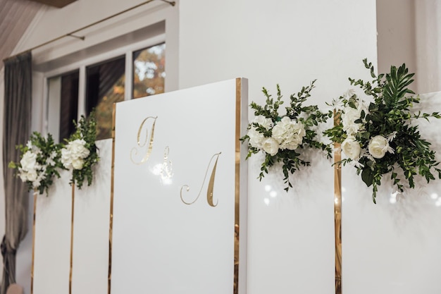 La mariée tient un bouquet de mariage robe de mariée détails de mariage