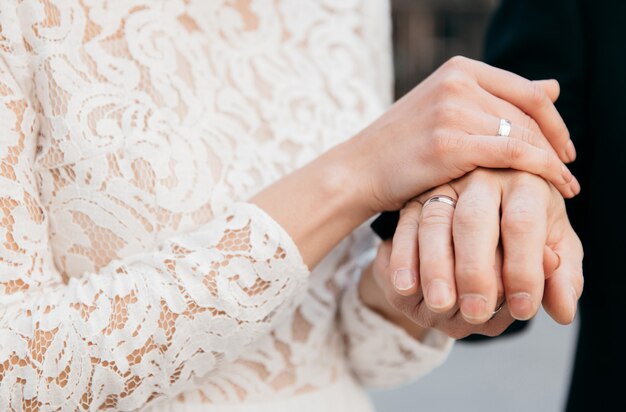 la mariée tient les mains du marié