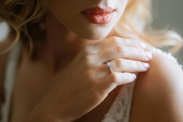 La mariée touche doucement sa chère bague