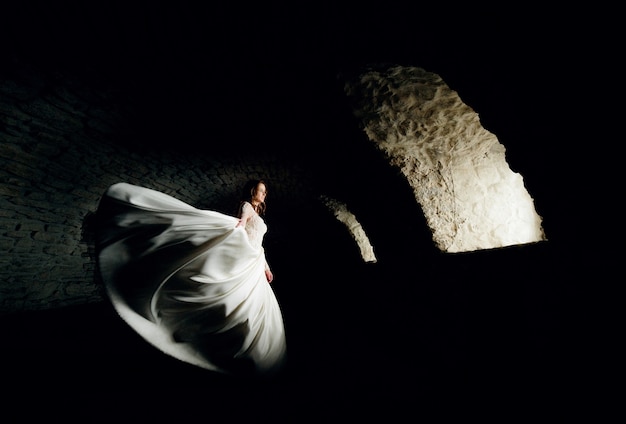 La mariée tourbillonne dans un tunnel avec de la lumière