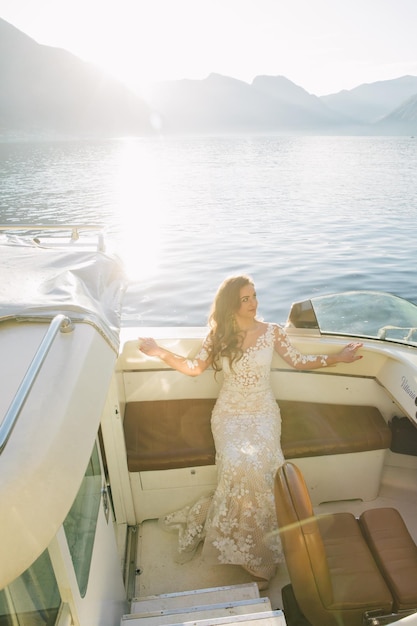 Mariée sur yacht près du lac de Côme en Italie