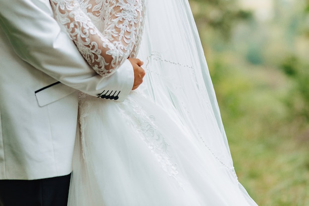 Les mariées marchent ensemble, un jour de mariage festif