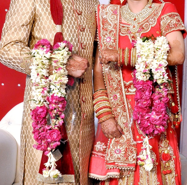 Les mariés aux guirlandes de mariage indiennes ou à la cérémonie de Jaimala