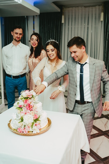 Les mariés coupent le gâteau