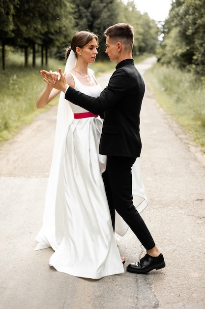 Les mariés dansent le jour du mariage