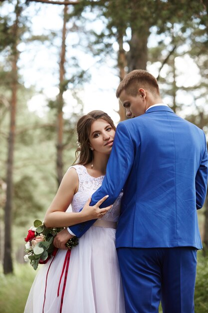 Les mariés embrassent et embrassent au mariage