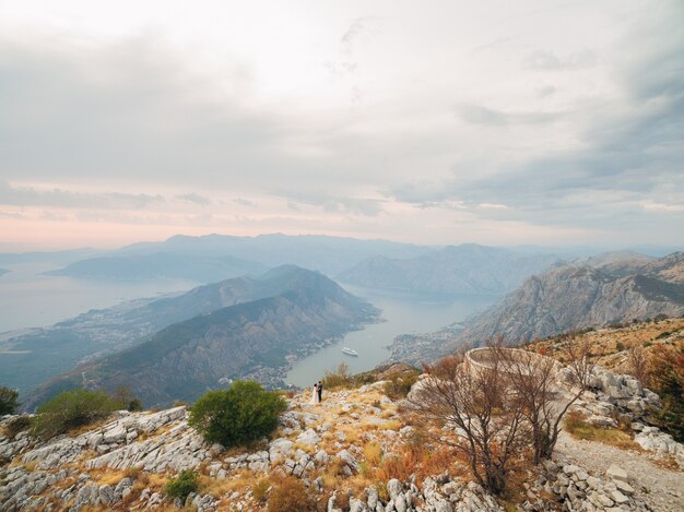 Les mariés étreignant sur le mont Lovcen surplombant la baie de Kotor