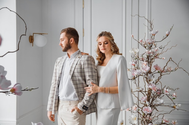 les mariés le jour de leur mariage dans un bel intérieur lumineux