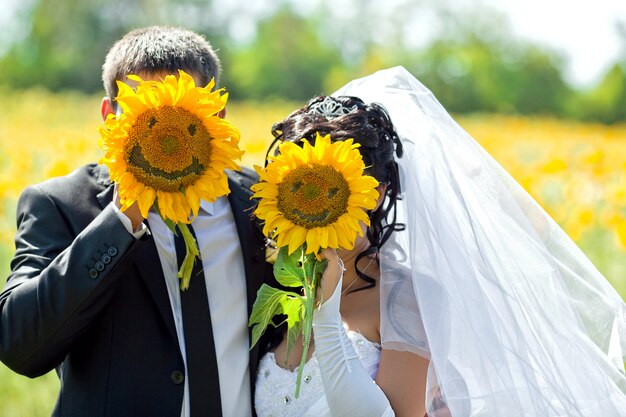 Les Mariés Avec La Mariée Sont Fermés Par Des Tournesols Sur Lesquels Le Smiley Est Représenté