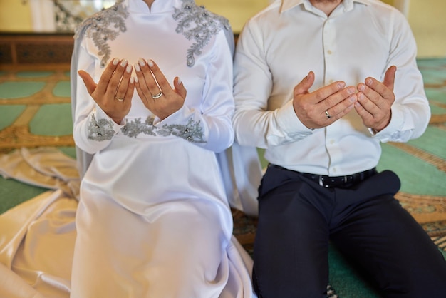 Les mariés musulmans asiatiques se marient dans une belle célébration du thème de l'amour rouge nikah day