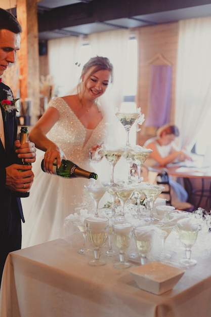 Les mariés remplissent la fontaine de champagne