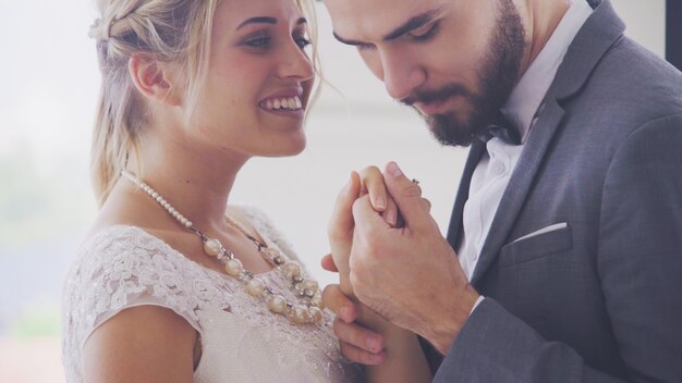 Les mariés en robe de mariée préparent la cérémonie.