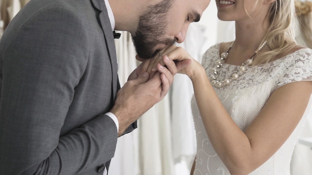 Les mariés en robe de mariée préparent la cérémonie.