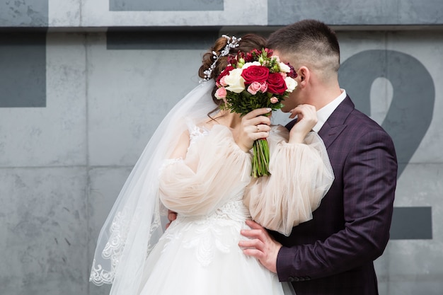 Les mariés s'embrassent pour un bouquet