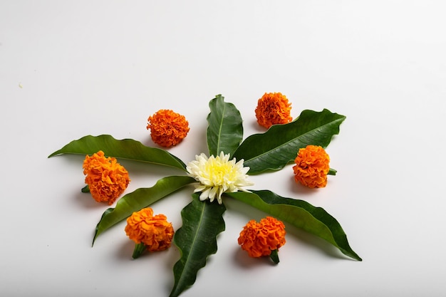 Marigold Flower rangoli Design avec feuille verte pour le festival traditionnel.