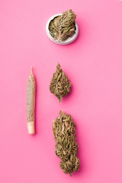 Marijuana sur fond rose