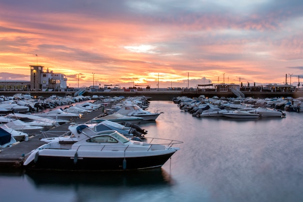 Marina avec des bateaux de plaisance