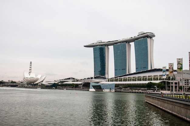 Marina Bay Sands et musée des arts et des sciences par la mer contre le ciel en ville