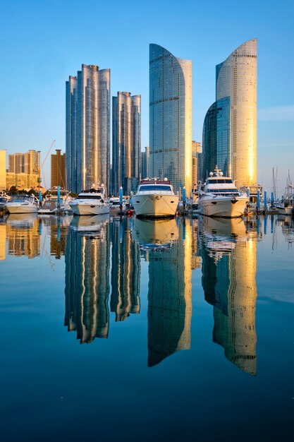 Marina de Busan avec yachts au coucher du soleil, Corée du Sud