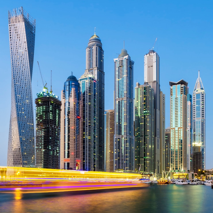 Photo marina de dubaï avec lumière de bateau, émirats arabes unis