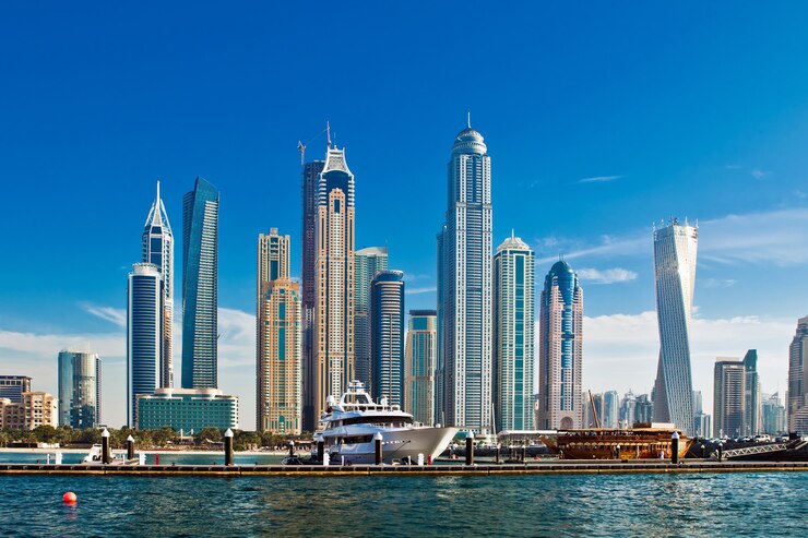 Photo marina de dubaï avec yachts de luxe aux eau