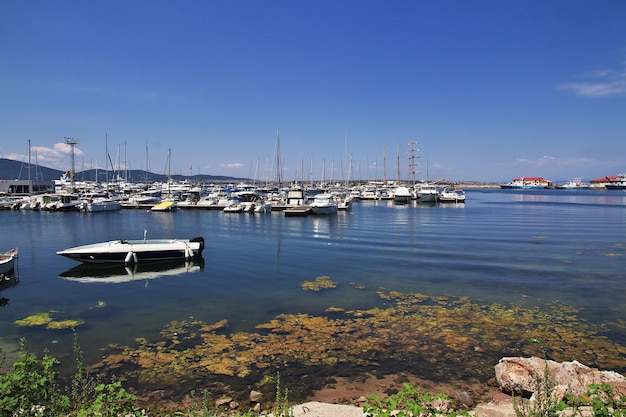 La marina de Sozopol sur la côte de la mer Noire en Bulgarie