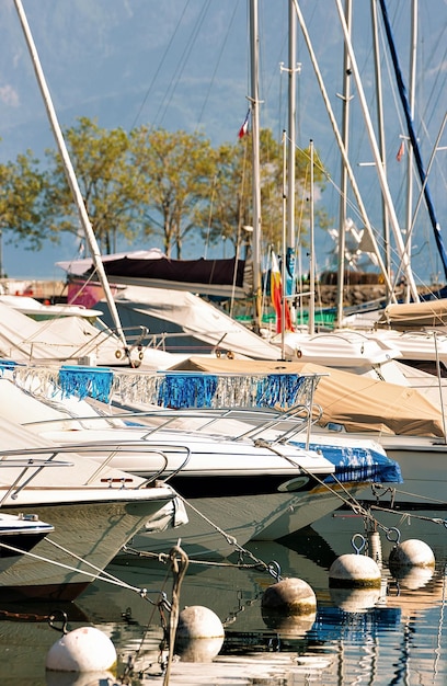 Marina avec yachts sur le lac Léman à Lausanne, village de pêcheurs d'Ouchy, en Suisse