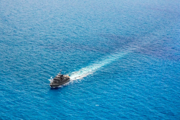 La marine militaire embarque dans une baie de mer vue depuis un hélicoptère