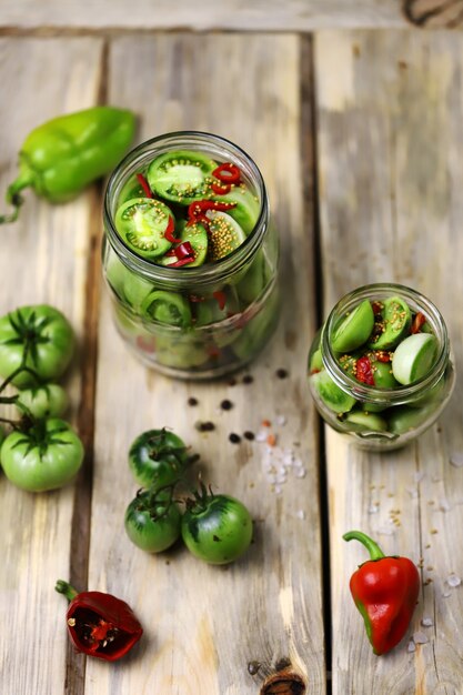 Mariner les tomates vertes.