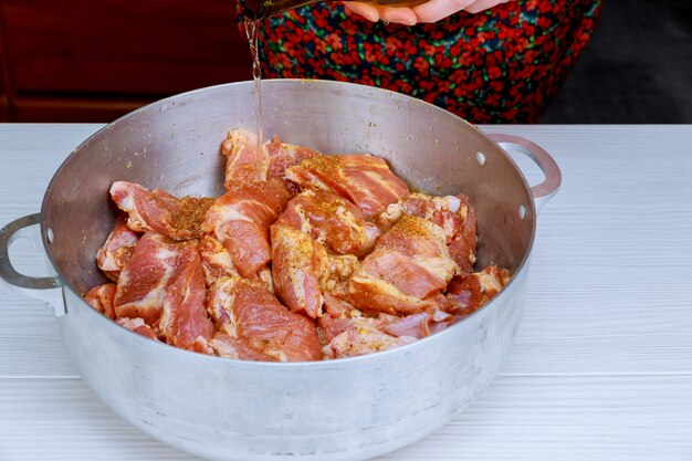 Mariner la viande avec des épices viande de porc marinée crue