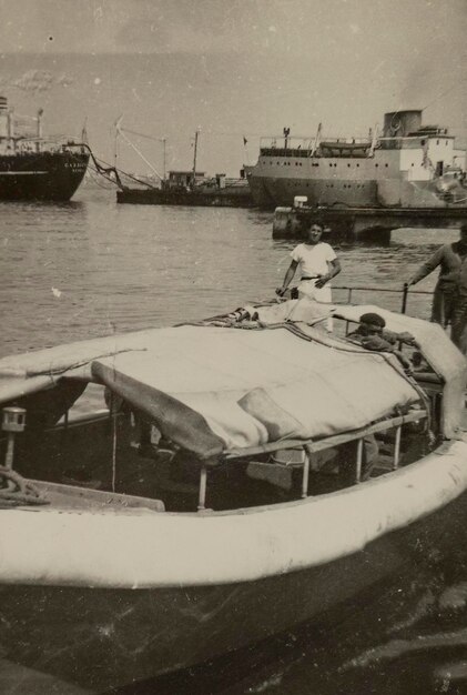 Marins de la marine italienne sur un bateau au port dans les années 50