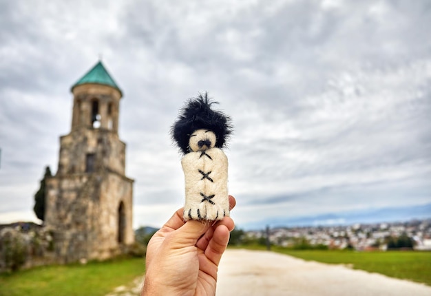 Marionnette géorgienne près de l'église de Kutaisi