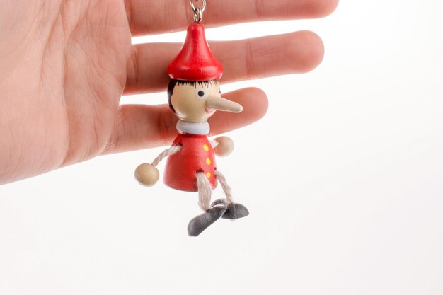 Photo une marionnette de pinocchio à la main