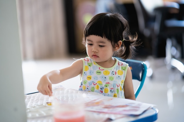 Marionnette de plâtre de peinture de bébé mignon sur la table, concept d'art